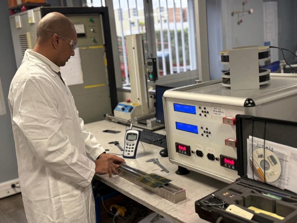 Technicien Calamit mesurant un barreau magnétique au gaussmètre en laboratoire